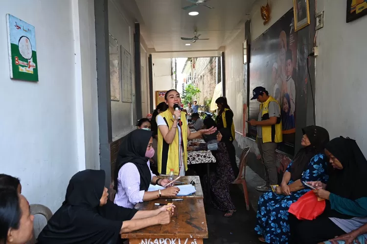 Calon legislatif DPRD DKI Jakarta dari Partai Golkar Alia Noorayu Laksono menggelar cek kesehatan gratis untuk warga Klender dan Malaka Jaya Jakarta Timur, Jumat 2 Februari 2024.
