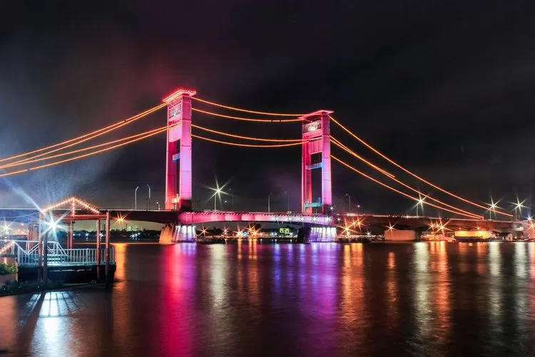 Jembatan Ampera (Amanat penderitaan rakyat) adalah sebuah jembatan di Kota Palembang, Provinsi Sumatera Selatan, Indonesia. Jembatan Ampera, yang telah menjadi semacam lambang kota, terletak di tengah-tengah Kota Palembang, menghubungkan daerah Seberang Ulu dan Seberang Ilir yang dipisahkan oleh Sun