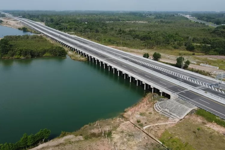 Jalan Tol Indralaya-Prabumulih yang dapat mempersingkat waktu perjalanan dari 2 jam menjadi 45 menit saja. Jalan tol ini akan segera memberlakukan tarif melintas. (Dok: Hutama karya)