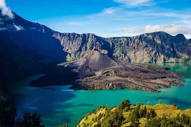Geopark Global UNESCO Rinjani-Lombok, yang terletak di pulau Lombok (kwriu.kemdikbud.go.id)