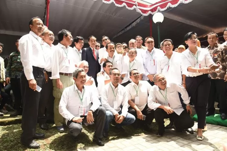 Presiden Jokowi berfoto bersama teman-teman seangkatan di UGM. (setkab.go.id )