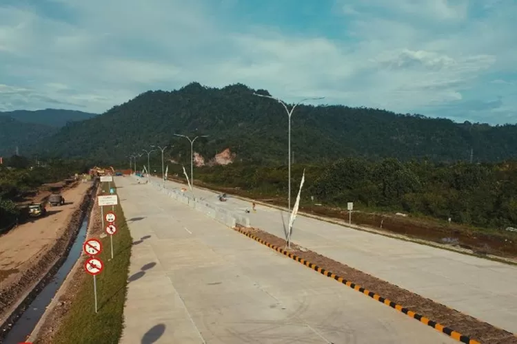 Jalan Tol Padang Sicincin mulai di bangun Pada Bulan Februari tahun 2018 yang menghubungkan kota Padang dengan Sicincin yang berada di Kabupaten Padang Pariaman. Jalan tol ini memiliki nilai Investasi Rp 9,72 Triliun dengan internal rate of return (IRR) minus 3,68%.