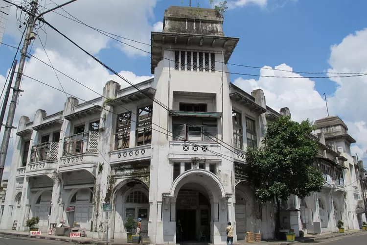 Warenhuis supermarket pertama di Kota Medan yang dibangun masa kolonial Belanda. Bangunan Warenhuis yang terdapat di persimpangan antara Jalan Ahmad Yani dan Jalan Hindu.