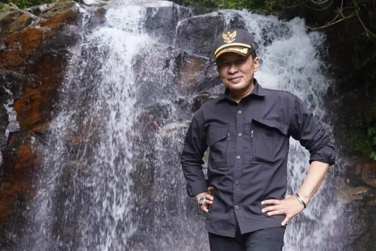 Wakil Wali Kota Padang Ekos Albar saat mengunjungi Air Terjun Pincuran Tujuh. (Humas Pemko Padang )