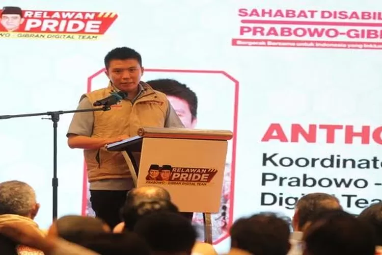 Koordinator Nasional Relawan Prabowo-Gibran Digital Team (PRIDE), Anthony Leong memberikan sambutannya di acara  Sahabat Disabilitas untuk Prabowo-Gibran (Harianhaluan.com/Ahmad Nuryaman )