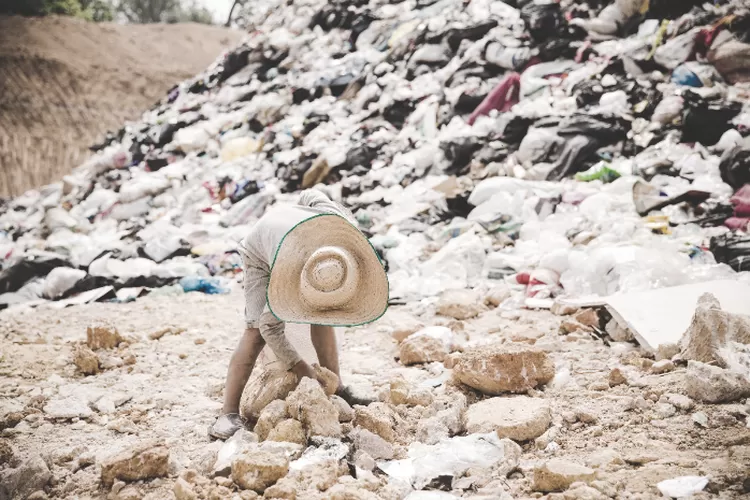 Miris! Seorang Pelajar SMP Di Bukittinggi Ditemukan Tidak Bernyawa Di Tumpukan Sampah/ Freepik