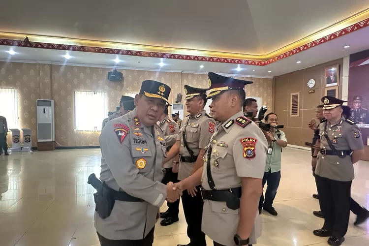 Polda Sulawesi Tenggara menggelar serah terima jabatan untuk lima posisi penting. Acara sertijab berlangsung di Aula Dachara Mako Polda Sultra, Rabu 7 Febuari 2024.