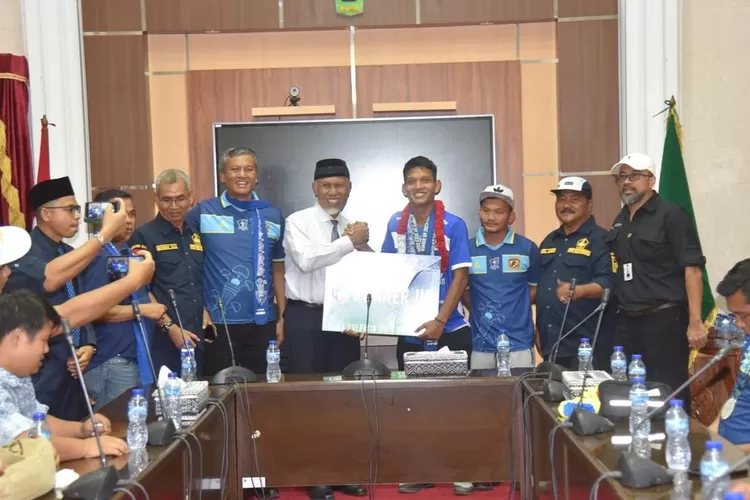 Gubernur Sumatera Barat Berikan Bonus Rp100 Juta untuk Persikopa Kota Pariaman (Kominfo Kota Pariaman)