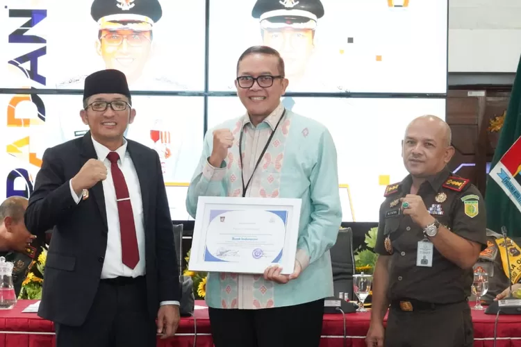 Dukung Pelaksanaan Operasi Pasar Murah, Pemko Padang dan Kejari Berita Penghargaan ke Stakeholder (Humas Pemko Padang )