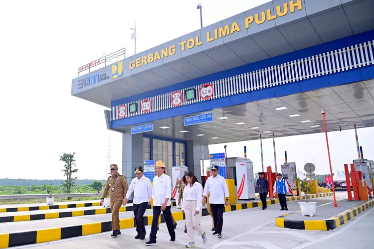 Presiden Joko Widodo (Jokowi) saat meresmikan 2 jaaln tol terbaru Sumatera Utara, Jalan Tol Tebing Tinggi-Indrapura dan Jalan Tol Indrapura-Limapuluh.  (Foto: BPMI Setpres/Muchlis Jr)
