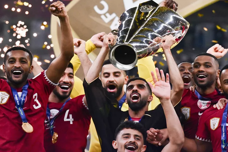 Para pemain timnas Qatar merayakan gelar juara Piala Asia 2023 (AFC Asian Cup)