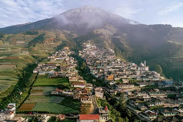 Desa Butuh, yang dinamai Nepal Van Java, menghadirkan pemandangan unik dengan rumah-rumah yang berjejer di lereng Gunung Sumbing. (Indonesia.go.id)