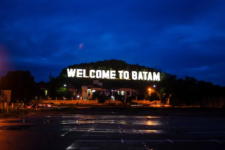 Kota Batam terdiri dari Pulau Batam, Pulau Rempang dan Pulau Galang dan pulau-pulau kecil lainnya di kawasan Selat Singapura dan Selat Malaka.
