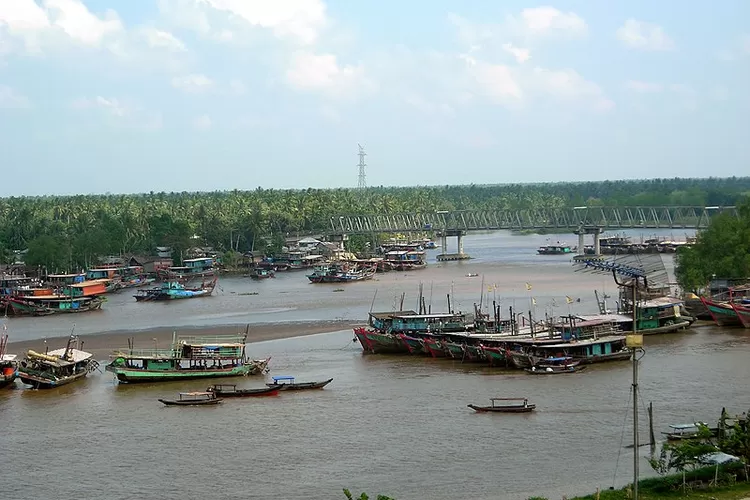 kota Tanjungbalai ini berada di tepi Sungai Asahan, sungai terpanjang di Sumatera Utara. Jarak tempuh dari Kota Medan lebih kurang 186 KM atau sekitar 5 jam perjalanan kendaraan.