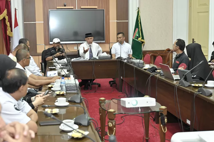 Gubernur Sumbar Mahyeldi Ansharullah saat menyambut kunjungan penyelenggara ICS 2024 di Istana Gubernur Sumbar, Rabu, 7 Februari 2024. (Humas Pemprov Sumbar)