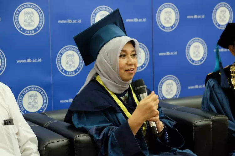 Nurhayati Subangkit, perempuan Minang asli Sumatera Barat yang menjadi salah satu pengusaha kosmetik sukses di Indonesia. (Dok: Institut Teknologi Bandung)