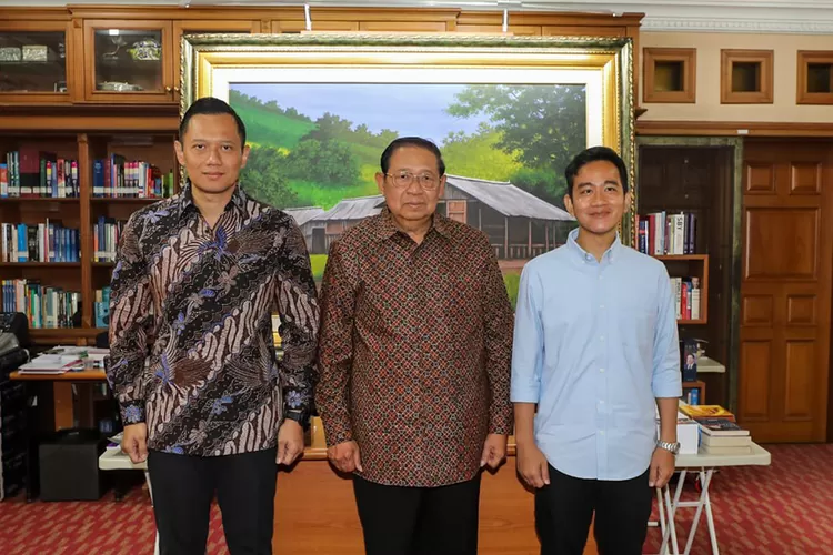 AHY (kiri) resmi menduduki kursi sebagai  Menteri Agraria dan Tata Ruang (ATR)/Kepala Badan Pertanahan Nasional (BPN) Kabinet Indonesia Maju sisa periode 2019 - 2024. ( (X @AgusYudhoyono))