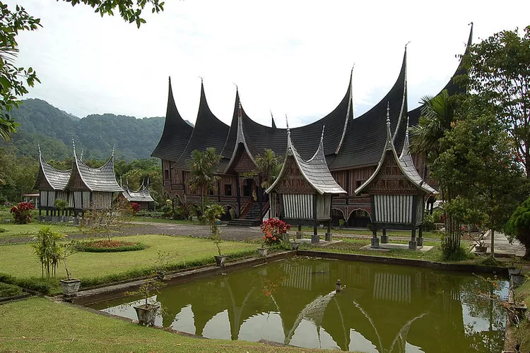 Ibu kota Sumatera Barat pertama kali berada di Bukittinggi. Sebuah kota yang sempat menjadi pusat pemerintahan Belanda di Pulau Sumatera. Barulah pada 29 Mei 1958 ibu kota Sumatera Barat dipindah dari Bukittinggi ke kota seluas 694,337 km2, yakni Padang.