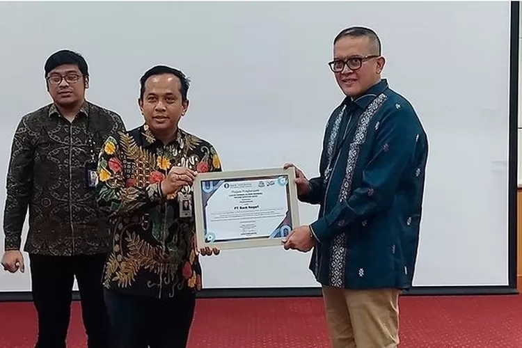 Kepala Bank Indonesia KpW Sumatera Barat, Endang Kurnia Saputra saat memberikan penghargaan kepada Pjs Direktur Utama Bank Nagari Gusti Candra, Kamis (22/2). IST