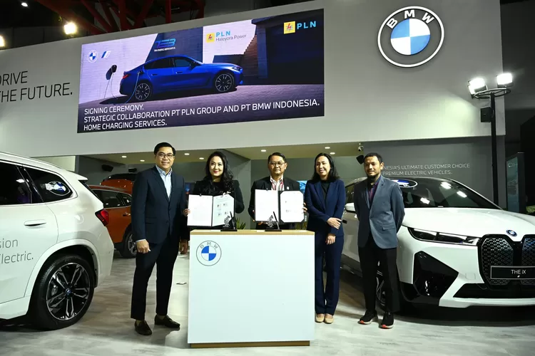 PLN Gandeng BMW, Tiap Pembelian Mobil EV dapat Fasilitas Home Charging Terintegrasi (Humas PLN )