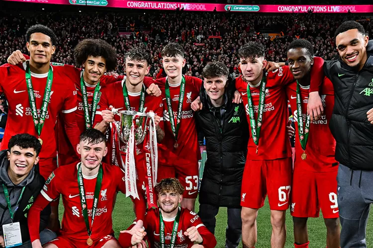 Para pemain Liverpool merayakan kemenangan dalam ajang Piala Liga Inggris (Liverpool FC)