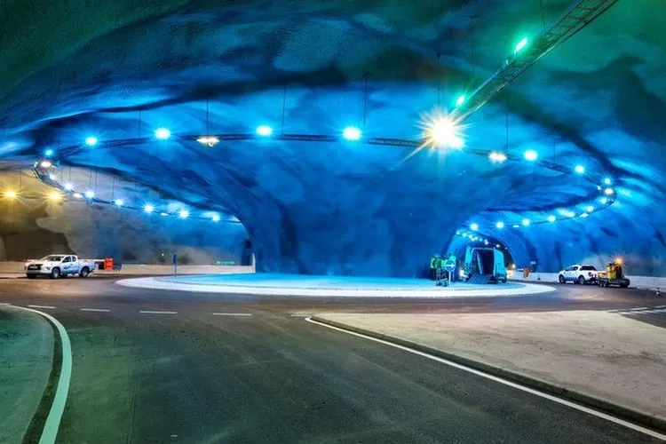 Mega proyek jalan tol terowongan di Sumatera Barat bakal menjadi primadona di Jalan Tol Trans Sumatera atau JTTS dikarenakan jalan tol ini akan jadi yang termegah di Asia Tenggara.