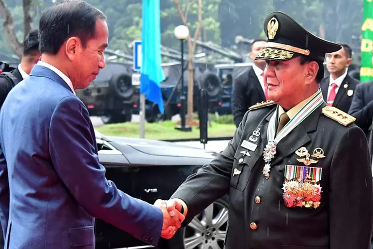 Presiden RI Joko Widodo (Jokowi) memberikan penganugerahan pangkat istimewa TNI untuk Menteri Pertahanan (Menhan) Prabowo Subianto pada Rapat Pimpinan (Rapim) TNI-Polri Tahun 2024, hal tersebut sesuai dengan Undang-Undang (UU) Nomor 20 Tahun 2009 tentang Gelar, Tanda Jasa, dan Tanda Kehormatan. (Foto: BPMI Setpres)