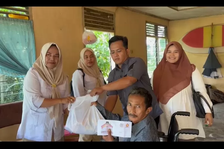 Andre Rosiade Bantu Penderita Diabetes yang Duduk di Kursi Roda di Seberang Padang