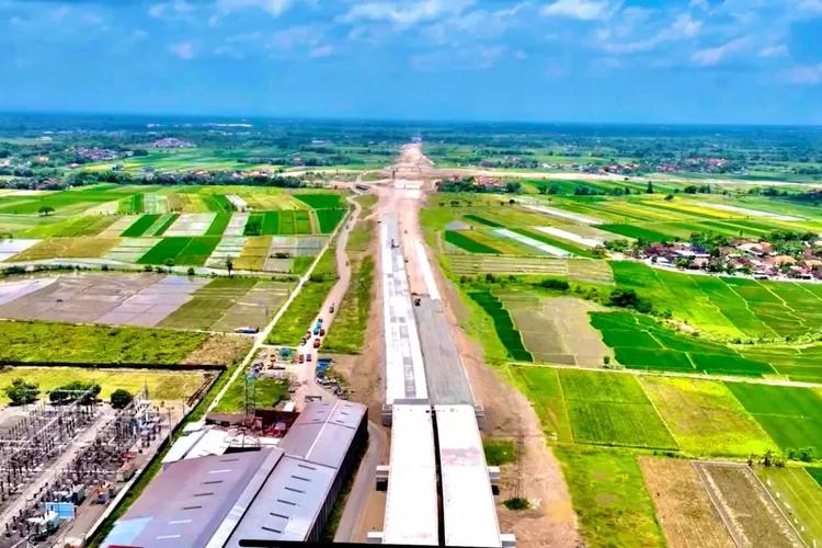Pembangunan jalan tol Solo-Yogyakarta-YIA Kulon Progo di wilayah Jawa Tengah, saat ini sedang berlangsung. Tol yang melintas tiga daerah Jateng yaitu Karanganyar, Boyolali, dan Klaten ini, siap menjadi akses yang mengembangkan ekonomi masyarakat setempat.