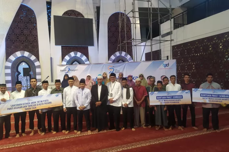 Foto bersama Gubernur Sumbar Mahyeldi, Pjs Dirut Bank Nagari Gusti Candra dan para penerima bantuan usai Subuh Mubarokah, di Masjid Raya Sumbar, Sabtu (2/3). IST
