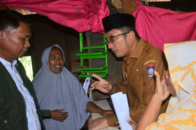 Melalui Semata, Wako Padang Hendri Septa Berikan Bantuan Rumah untuk Keluarga yang Tinggal 14 Orang dalam Satu Atap (Humas Pemko Padang )