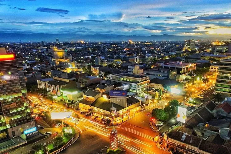 Bandung merupakan bagian dari Cekungan Bandung (Bandung Raya), kawasan metropolitan terbesar ketiga di Indonesia setelah Jabodetabek dan Gerbangkertosusila.