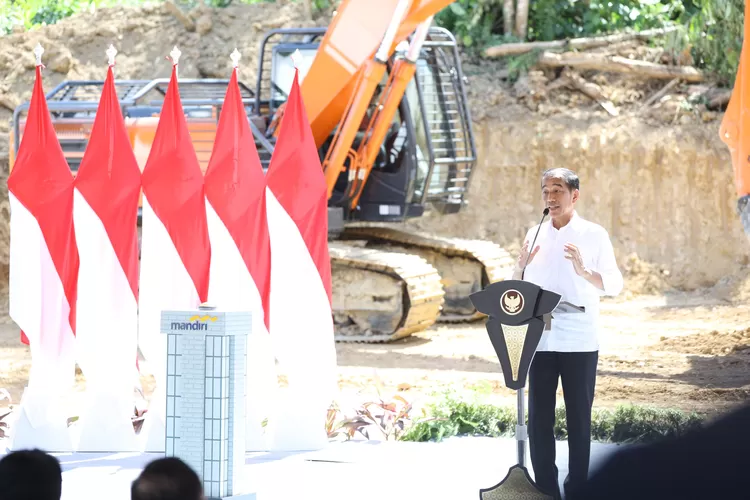 Jokowi saat lakukan groundbreaking pembangunan gedung kantor Bank Mandiri di kawasan IKN (IKN)