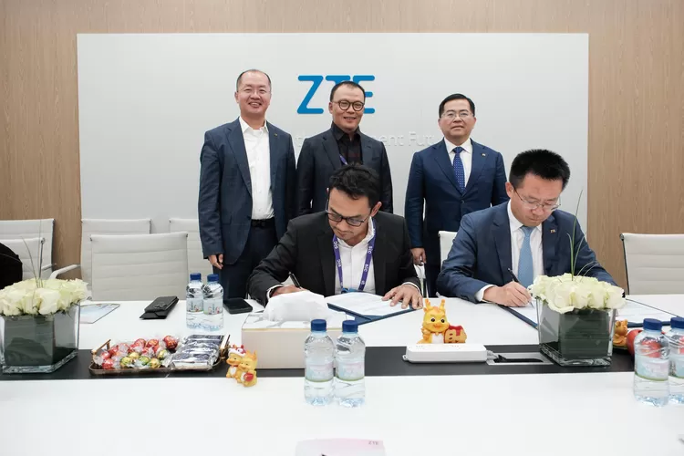 Direktur Network Telkomsel, Indra Mardiatna (kiri depan) dan SVP ZTE Corporation, Mei Zhonghua (kanan depan), secara resmi menandatangani Strategic Partnership Agreement (SPA) antara Telkomsel dan ZTE di Mobile World Conference (MWC) 2024 Barcelona (27/2) (IST)