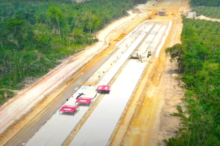 Jalan Tol Bayung Lencir-Tempino pembangunannya dikembangkan oleh 3 perusahaan, tol ini tengah dalam proses percepatan penyelesaiannya. (YouTube: Info Pagi)