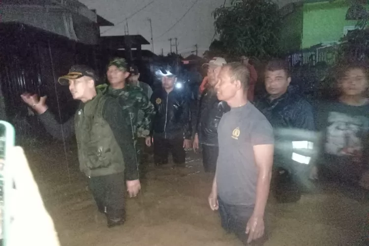 Basah Kuyup Tinjau Banjir di Lubeg, Wawako Padang Ekos Albar Imbau Warga Tetap Waspada  (Jefrimon/Harianhaluan.com)