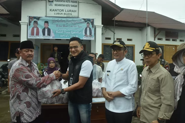 Bersama Wako, BRI Serahkan 300 Nasi Bungkus untuk Korban Banjir di Padang (Humas Pemko Padang )