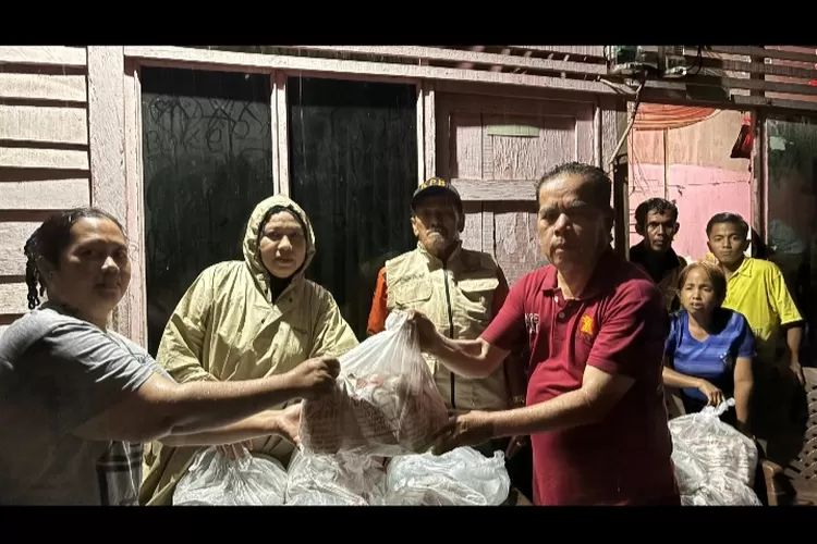 Padang Dikepung Banjir, Andre Rosiade Beri Bantuan Ribuan Nasi Bungkus untuk Warga Terdampak