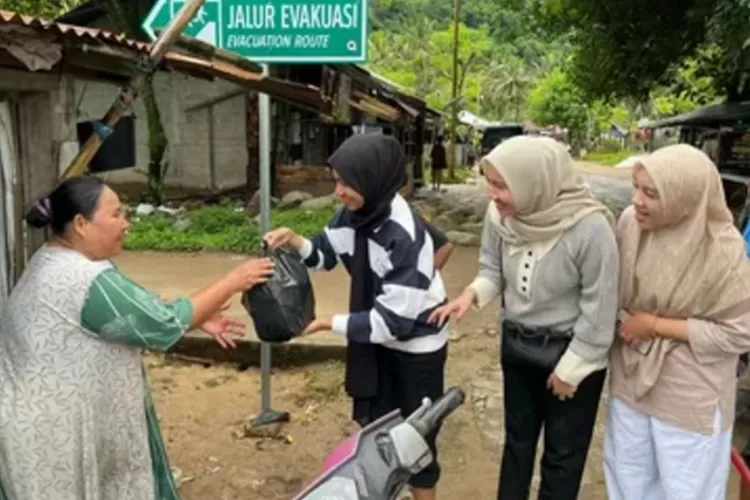 Peduli Korban Bencana, Zahra Mardiah Anwar Turun Langsung Bantu Korban Banjir di Pesisir Selatan (IST)