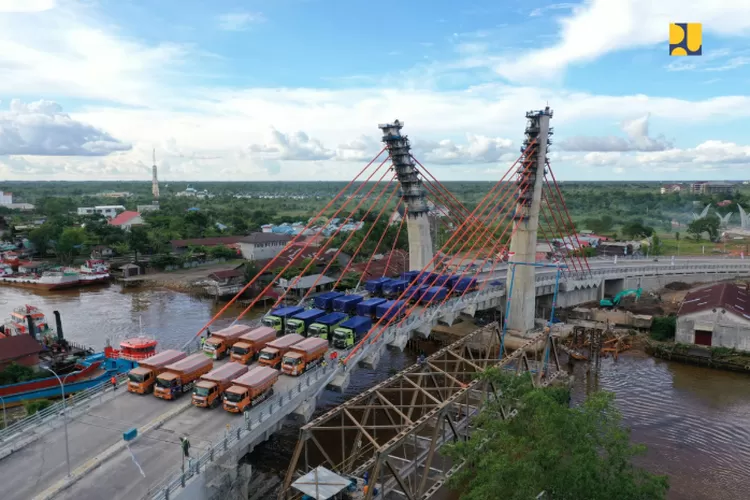 Jembatan Sei Alalak, jembatan cable stayed melengkung pertama di Indonesia (sahabat.pu.go.id)
