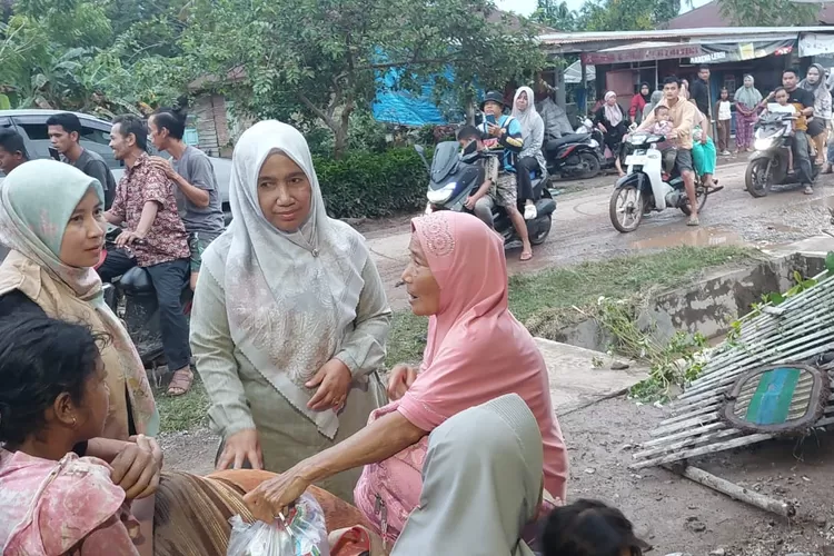 Titi Rusma Yul Anwar Salurkan Bantuan pada Korban Terdampak Bencana di Timbulun Pesisir Selatan (Kominfo Pesisir Selatan)