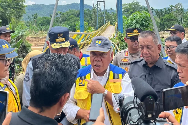 Menteri PUPR RI Kunjungi Lokasi Bencana di Pesisir Selatan (Kominfo Pesisir Selatan)