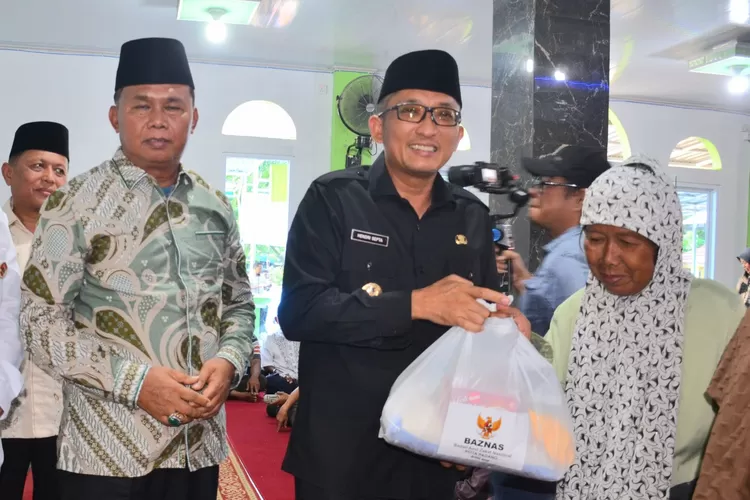 Ramadan Berbagi, Hendri Septa Serahkan Paket Sembako bagi 395 Mustahik di Padang Selatan (Humas Pemko Padang )