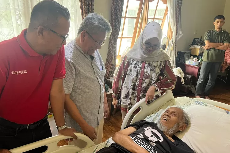 Dirut PT Semen Padang Indrieffouny Indra (paling kiri) membezuk E.H.Nizar Dt Kayo ketika sakit di rumahnya, Perumahan Palimo Indah, Padang, Minggu&nbsp;(11/3/2014) (IST)