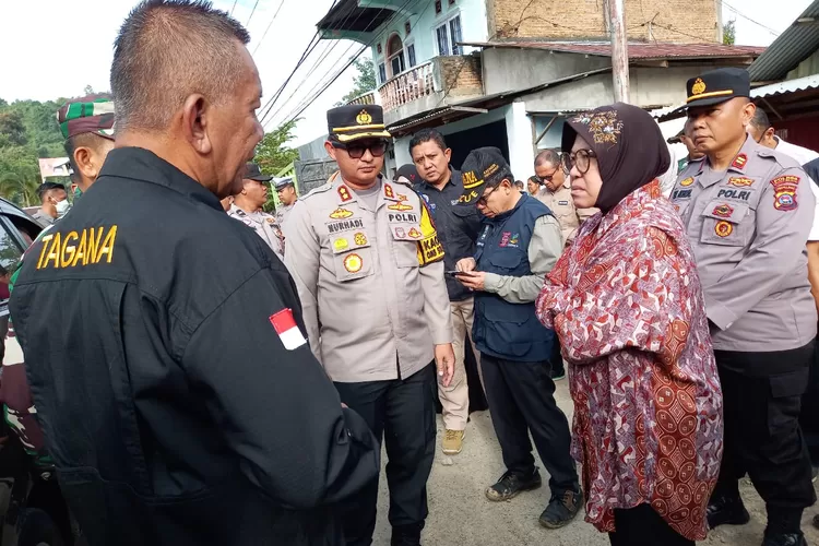 Bupati Rusma Yul Anwar Dampingi Mensos Tri Rismaharini Kunjungi Lokasi Bencana di Pesisir Selatan (Kominfo Pesisir Selatan)