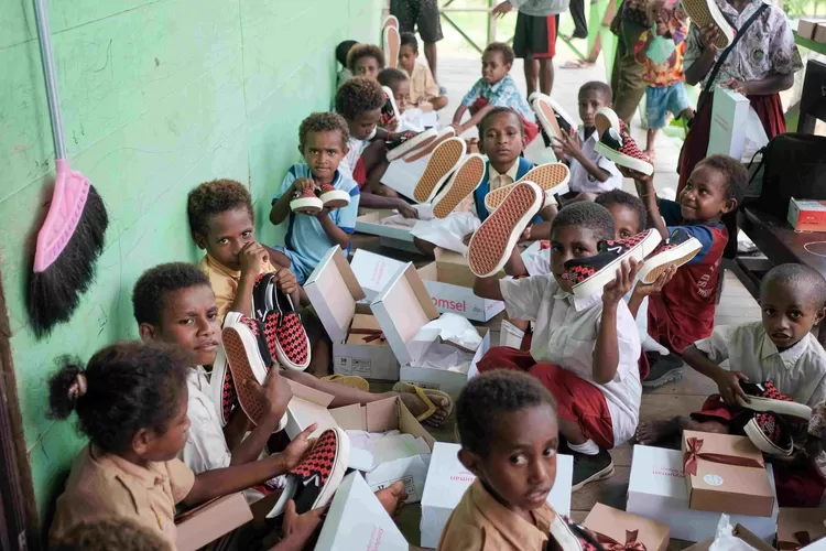 Sebagai bagian dari program &quot;Sambungkan Senyuman&quot;, Telkomsel telah menyerahkan ratusan pasang sepatu hasil donasi penukaran Telkomsel Poin dari 39 ribu pelanggan kepada sejumlah pelajar yang membutuhkan di sejumlah sekolah di sekitar Jayapura, Timika, dan Sorong. (IST)
