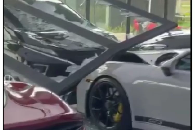  Viral Xpander Hantam Porsche Seharga Rp8,9 milliar yang Dipajang dalam Showroom, Netizen:Otw Jual Ginjal/Twitter