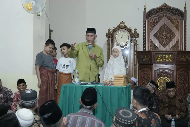 Safari Ramadan di Masjid Al Amin Korong Gadang, Gubernur Sumbar Ingatkan Peran Penting Pendidikan bagi Masa Depan Anak dan Remaja (Humas Pemprov Sumbar )