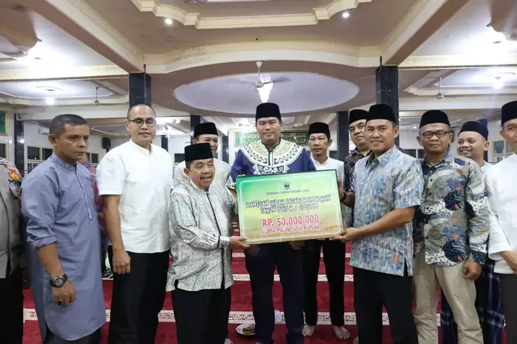 TSR Provinsi Bantu Perbaikan Masjid Raya Kp.Baru Kota Pariaman Sebesar Rp50 Juta (Kominfo Kota Pariaman)