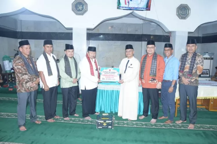 Bupati Agam Andri Warman Safari Ramadan di Masjid Nurul Huda Tanjung Alam, Serahkan Berbagai Bantuan. (Humas Pemkab Agam)